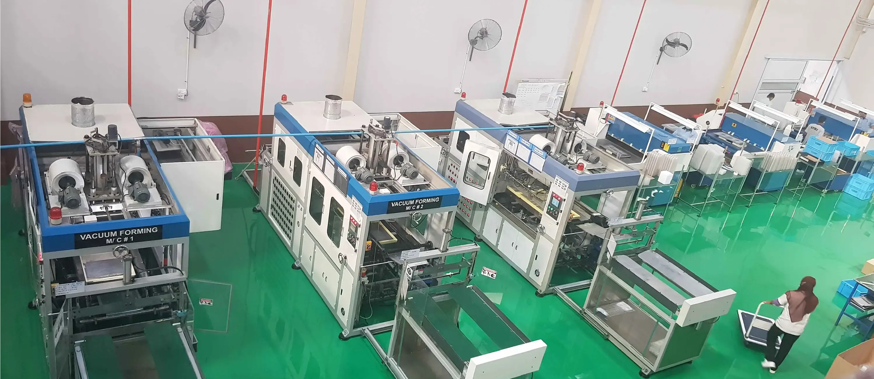 Fasilitas Vacuum Tray Khusus canggih di Sat Nusapersada yang menunjukkan peralatan manufaktur presisi